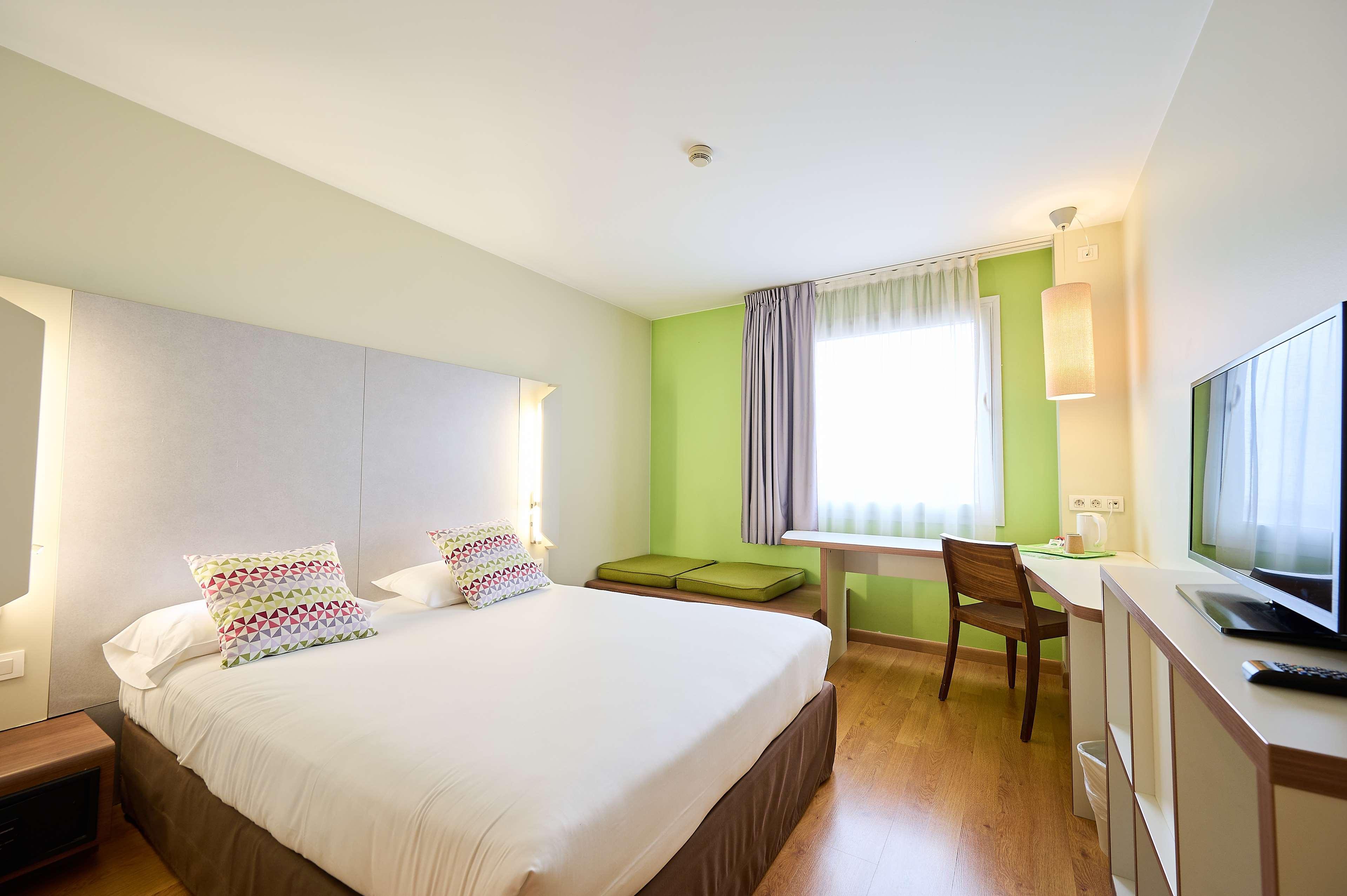 Travelodge Bcn Cornella Fira Cornella de Llobregat Bagian luar foto