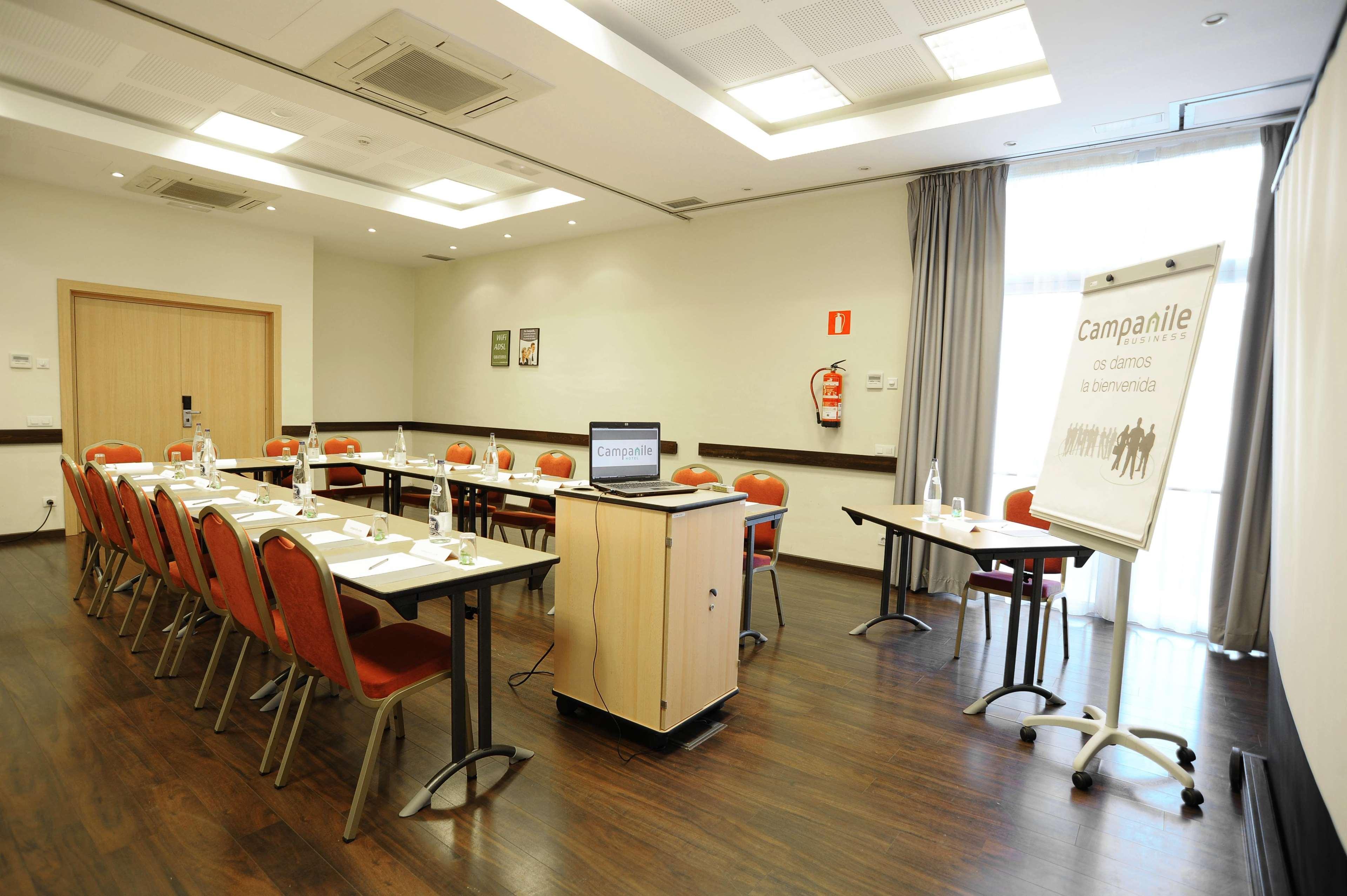 Travelodge Bcn Cornella Fira Cornella de Llobregat Bagian luar foto