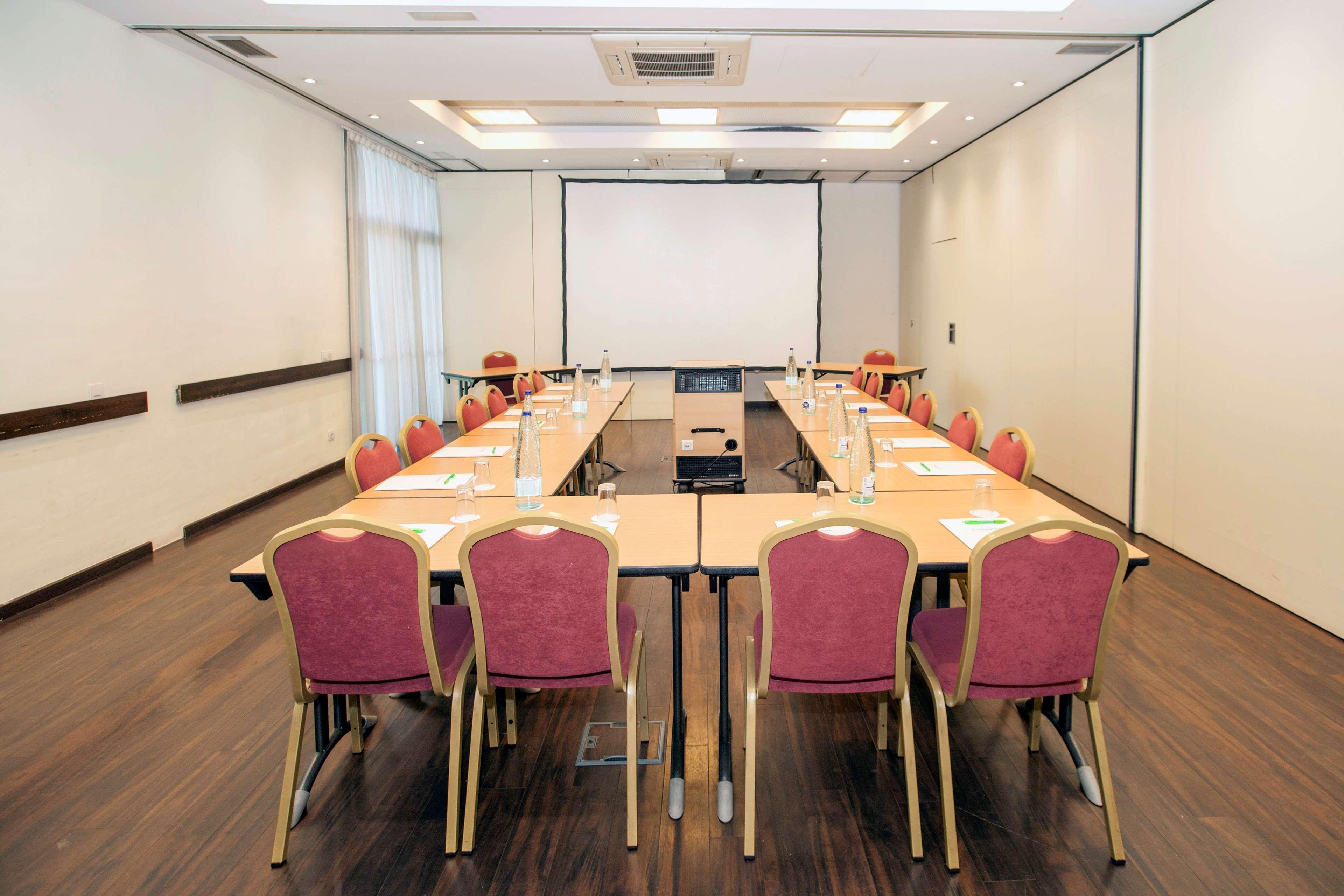 Travelodge Bcn Cornella Fira Cornella de Llobregat Bagian luar foto