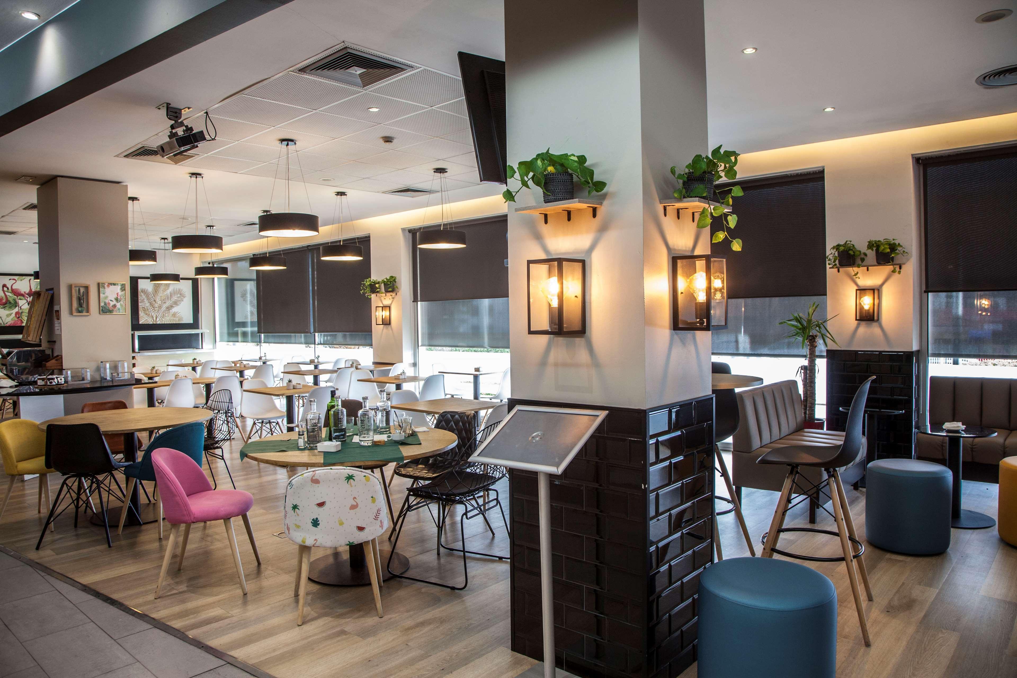 Travelodge Bcn Cornella Fira Cornella de Llobregat Bagian luar foto