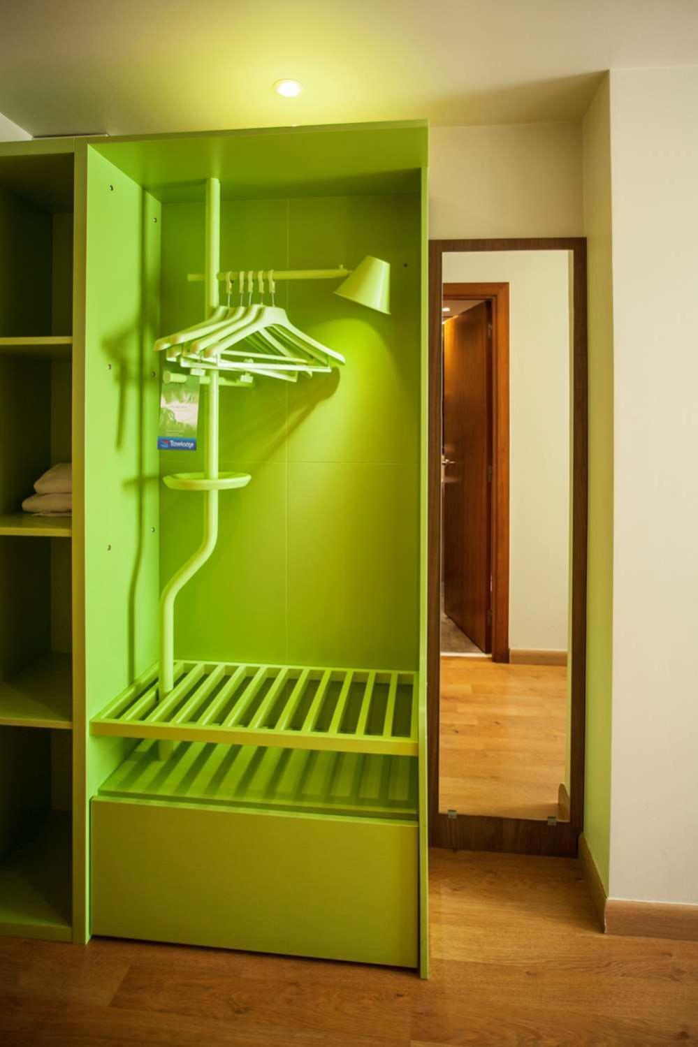 Travelodge Bcn Cornella Fira Cornella de Llobregat Bagian luar foto