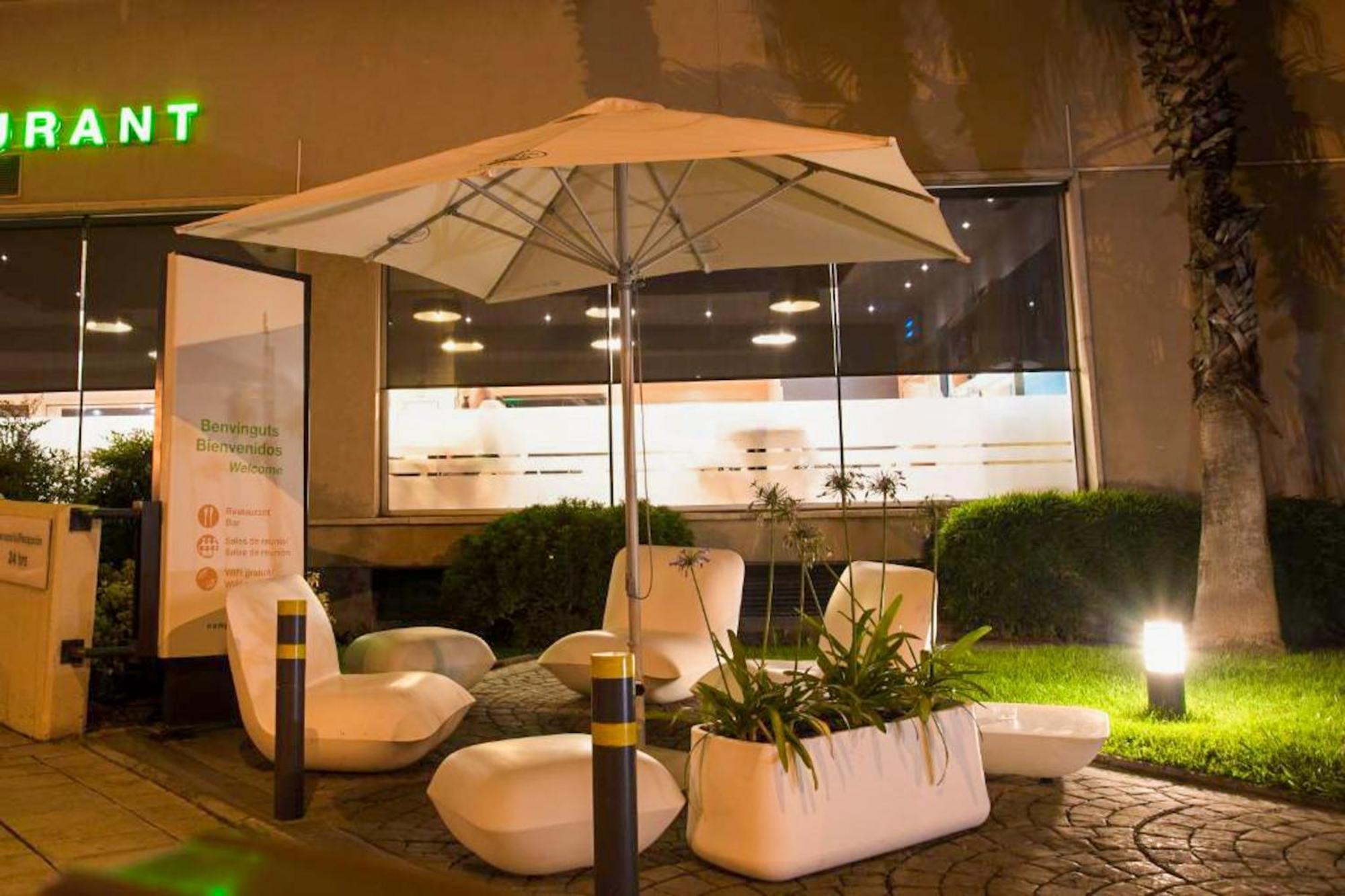 Travelodge Bcn Cornella Fira Cornella de Llobregat Bagian luar foto