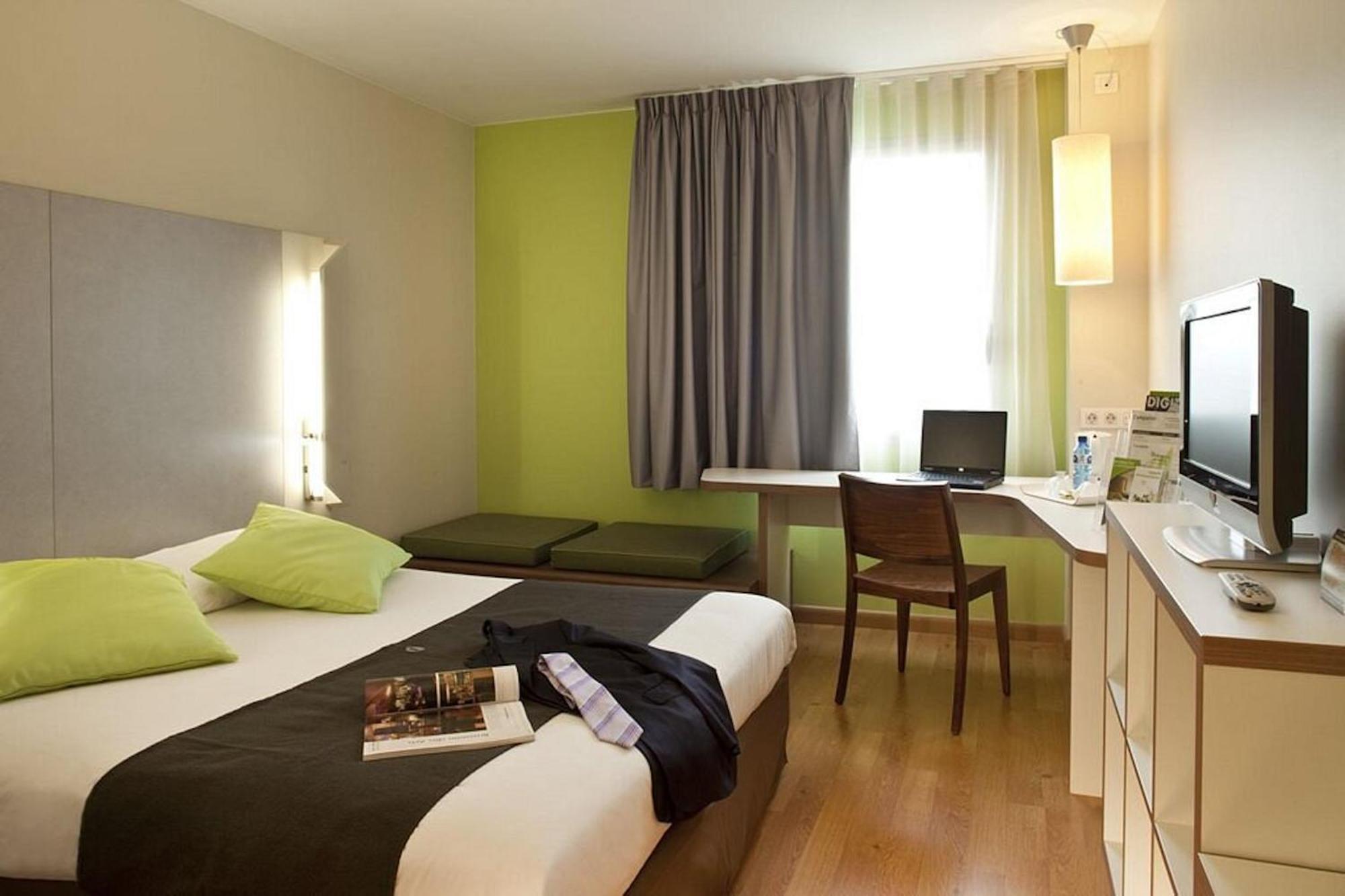 Travelodge Bcn Cornella Fira Cornella de Llobregat Bagian luar foto