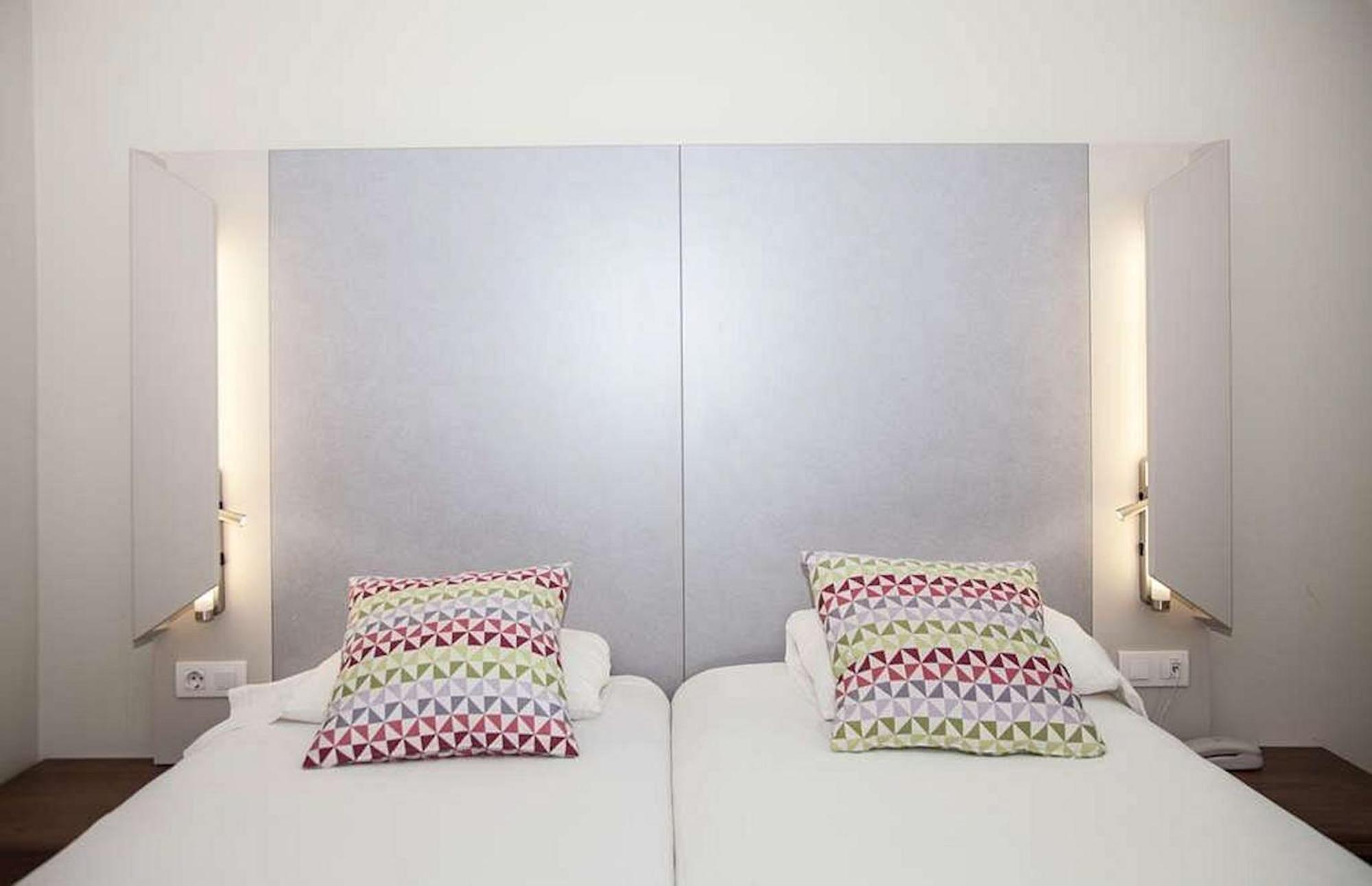 Travelodge Bcn Cornella Fira Cornella de Llobregat Bagian luar foto