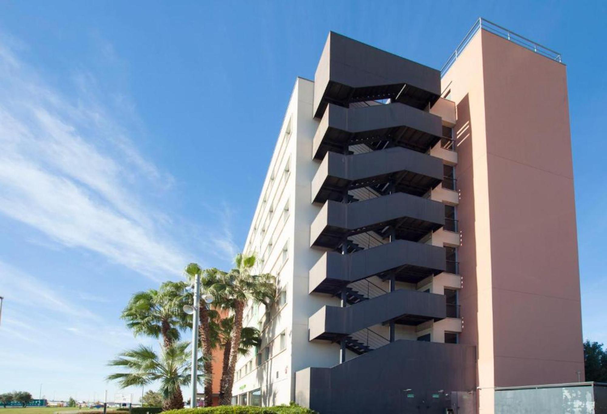 Travelodge Bcn Cornella Fira Cornella de Llobregat Bagian luar foto
