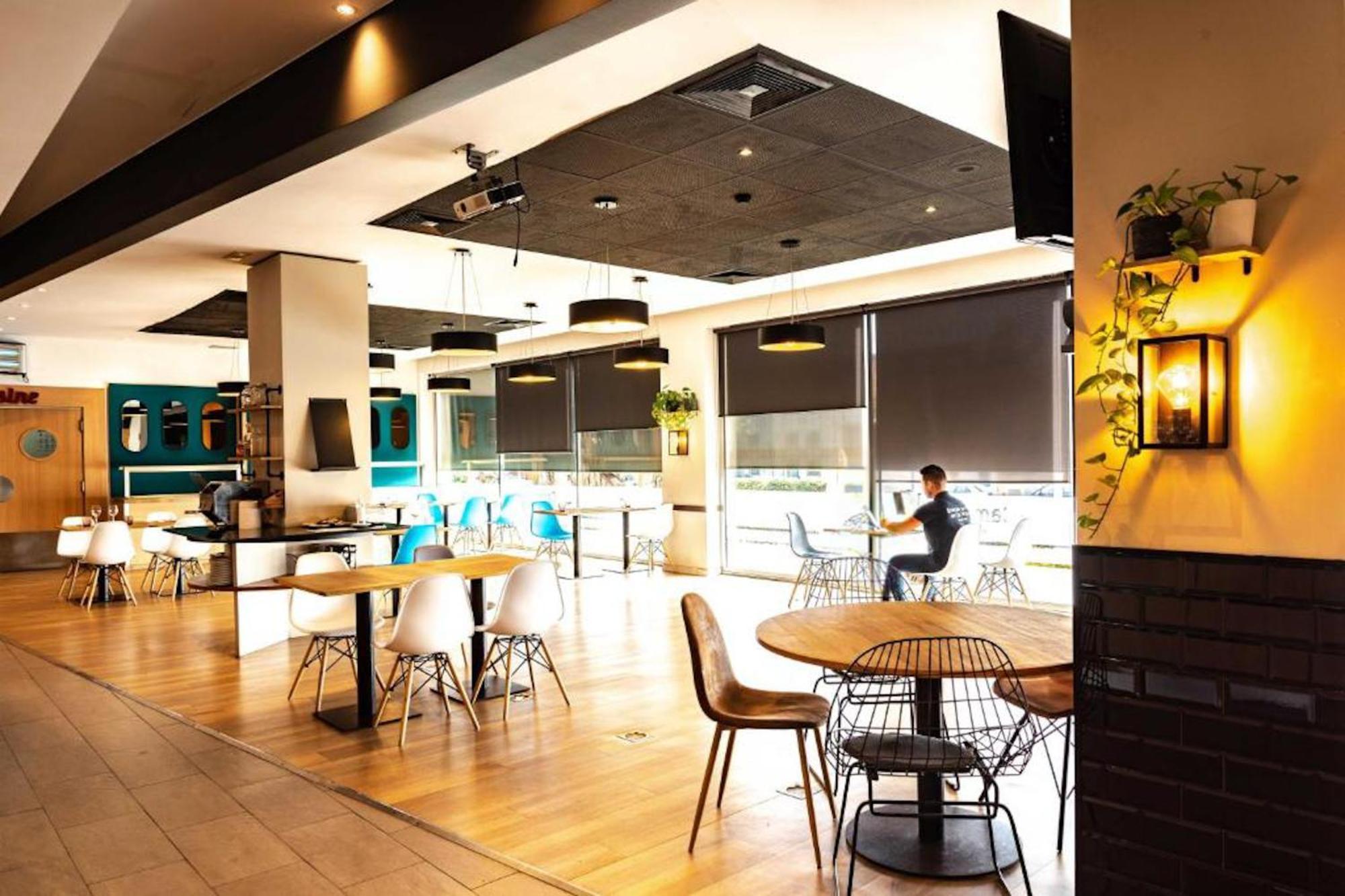 Travelodge Bcn Cornella Fira Cornella de Llobregat Bagian luar foto