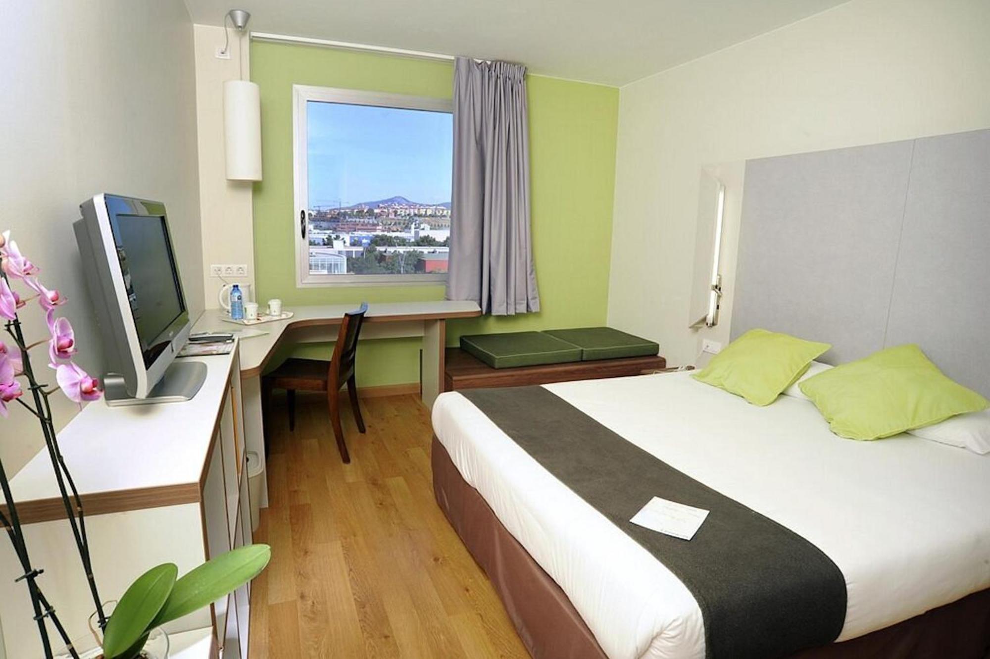 Travelodge Bcn Cornella Fira Cornella de Llobregat Bagian luar foto